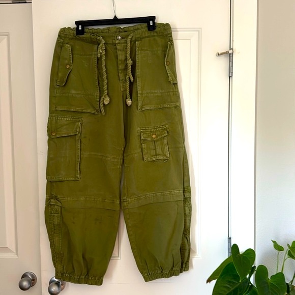ABSOLUTELY ADORABLE Free People South Bay Utility Army Green Cargo Pants! - Picture 3 of 6